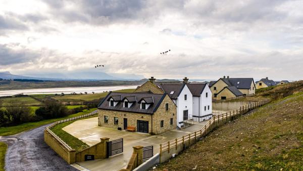 Stunning 5-bed Countryside Manor Near Ballyshannon & Coastal Beaches - Bundoran