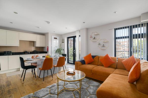 Modern Hoxton 2 Bed, 2 Bath Apartment with Balcony Sleeps 6, London