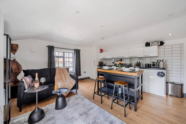Stylish 2-bed Apartment Steps From Guildford High Street - Shere