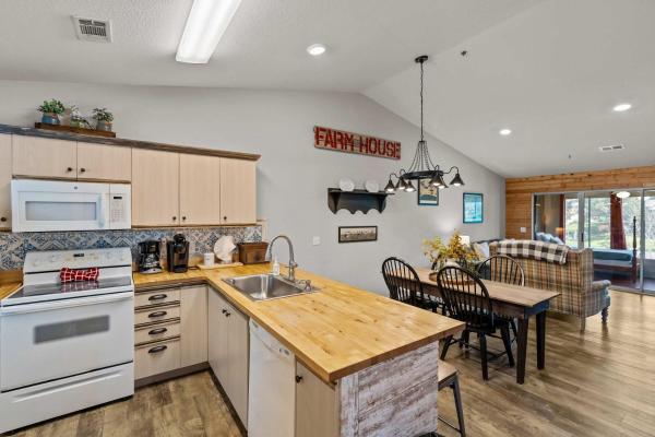 The Farmhouse At Fall Creek - Branson, MO
