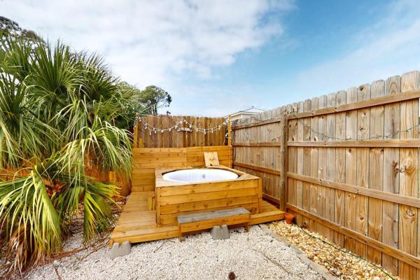Charming Cottage With Enclosed Yard Patio Private Hot Tub Washer Dryer - Panama City, FL