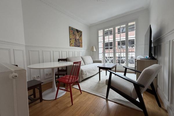 Charming Apartment With Balcony In Paris 18 - Parijs