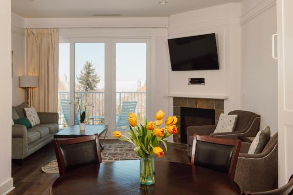 Maritime Lakeview Suite 317: Cozy 2-bedroom Condo With Stunning Lake Views In Bay Harbor, Mi. - Petoskey, MI