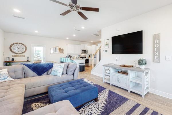 Elegant Coastal Home With Shared Pool Tree-lined View 6-minute Walk To The Beach - Port St. Joe