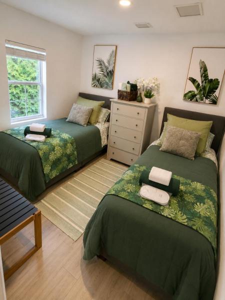 House 2 Bedrooms Plus Couchbed Best Location Miami Private Parking, Laundry, Storage For Luggage - Hialeah, FL