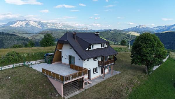 A la foto es mostra l'objecte Utopia Mountain resort Bjelasnica situat a la ciutat de Brda.