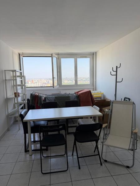 One Single Bed In 4 Guests Shared Bedroom - Paríž