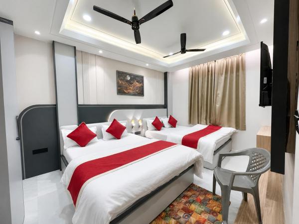 A la foto es mostra l'objecte !! AYODHYA HOTEL PRINCE #Fully Air Conditioning Rooms #Free Wi-Fi #Parking #Room Service #Premium Room #Best Hotel In Ayodhya !! situat a la ciutat de Ayodhya.