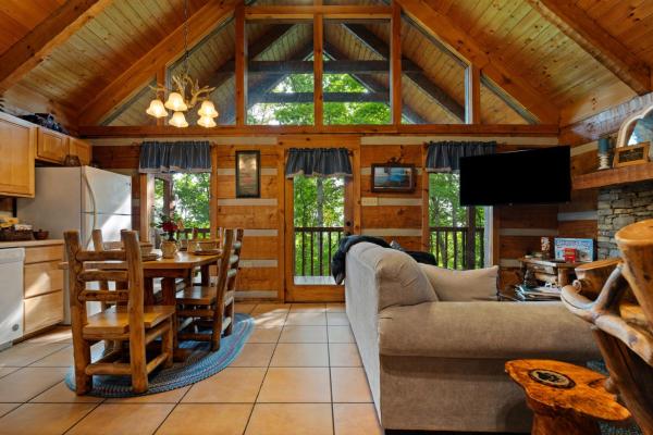Smoky Mountain Couples Cabin With Jetted Tub - Pigeon Forge, TN