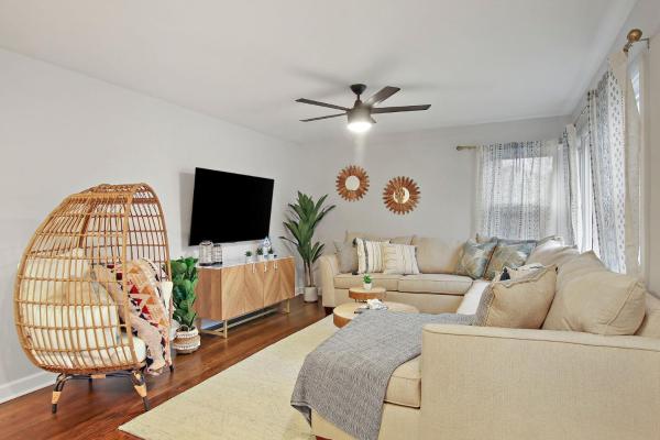 4br Boho Oasis - Kid Haven, Library, Perf Location, Parking - Cosley Zoo, Wheaton