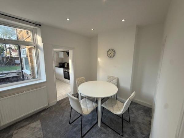 Three Bedroom House In Uxbridge - Watford