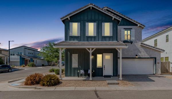 Modern 3br Home In Goodyear – Stylish Spacious Family-friendly - Goodyear, AZ