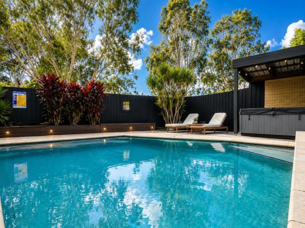 写真にはUpper Mudgeeraba市にあるPeaceful tropical retreat with pool, mineral spa & Games roomが写っています。