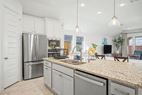 Modern Suburban Retreat Near Shopping & Parks - Sienna