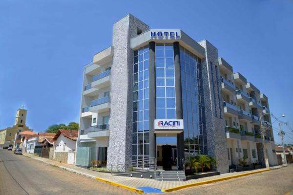 写真にはQuilombo市にあるRacini Suites Hotelが写っています。