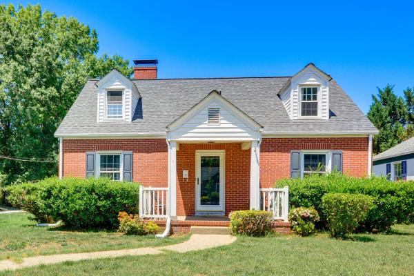 Perfect Location Greensboro Home - Near Everything - Greensboro, NC