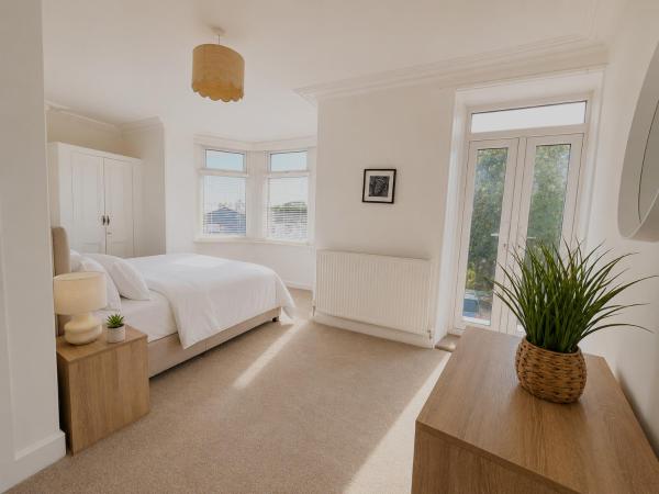 Modern & Spacious Townhouse | 6-bedrooms | 6 Bathrooms - Holyhead