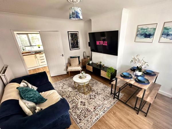 House Sleeps 4 With Patio - Warwick
