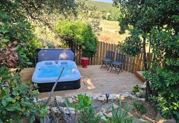 Roulotte Esmeralda Avec Jacuzzi - Gard