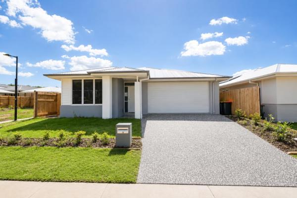 Solara Retreat - Modern 4br Home With Backyard - Samford Valley