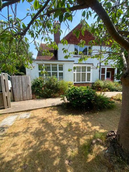 Coastal Apartment Garden & Beach Hut Sleeps 6 - Littlehampton