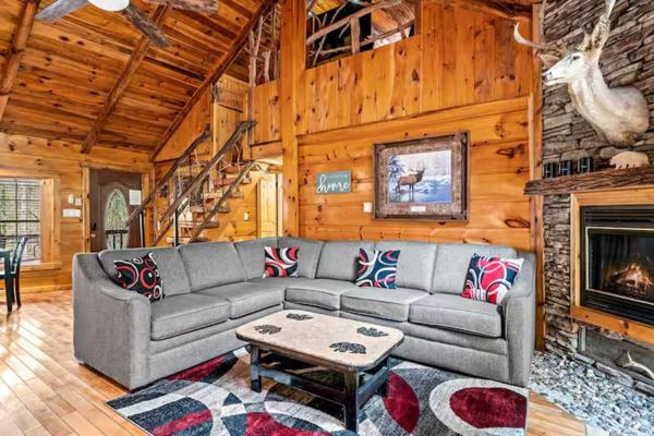 The Skinners Cabin Hot Tub Fireplace Grill - Wears Valley, TN