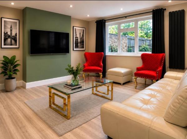 House Sleeps 7 With Hot Tub And Parking - London