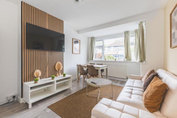 Spacious 4br House • Sleeps 8 • Free Parking • Ideal For Contractors & Groups - 엡솜