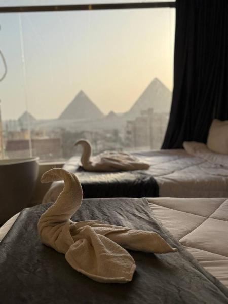 Luna Pyramids View - Gizeh