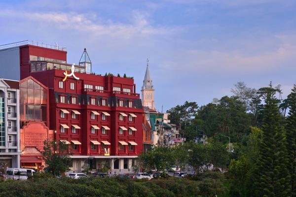 M Village Premier Hotel Xuan Huong Lakeside, A Brand Of Modern Village Lifestyle - Dalat