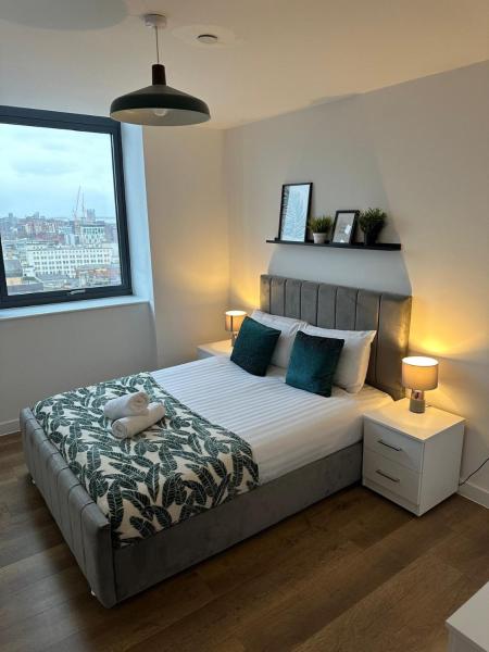 Spacious Two-bedroom Apartment With City Views In Liverpool City Centre - Wirral