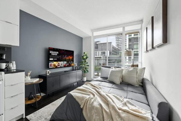 Downtown 2br 2ba Balcony & City Views - Ontario