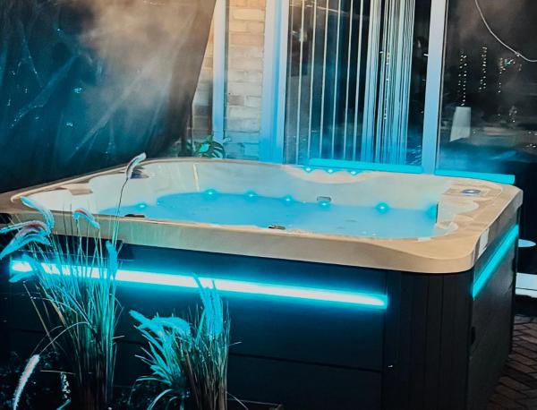 Luxury Spa Retreat With Hottub, Sauna And Massage Chair - Chelmsford