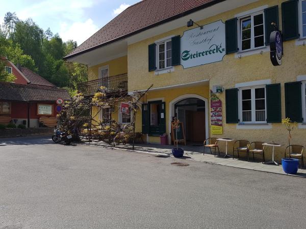 The photo shows the Gasthof Restaurant Steirereck'n located in the city of Mainsdorf.