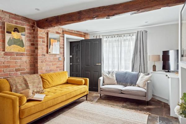 Rose & Rampart No 63 - Kenilworth, UK