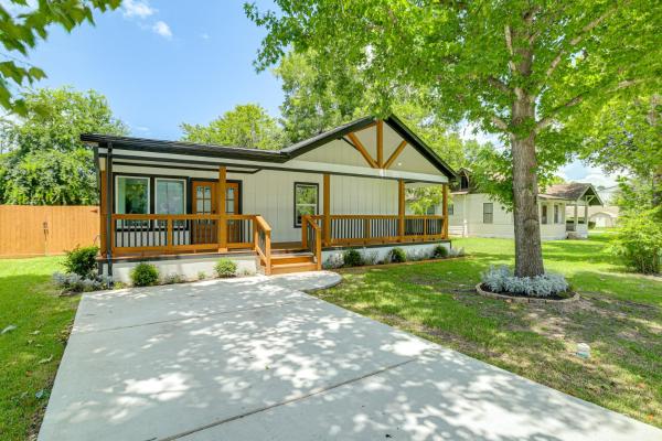 Walk To Main St Tomball! Family Retreat W/ Yard - Tomball, TX