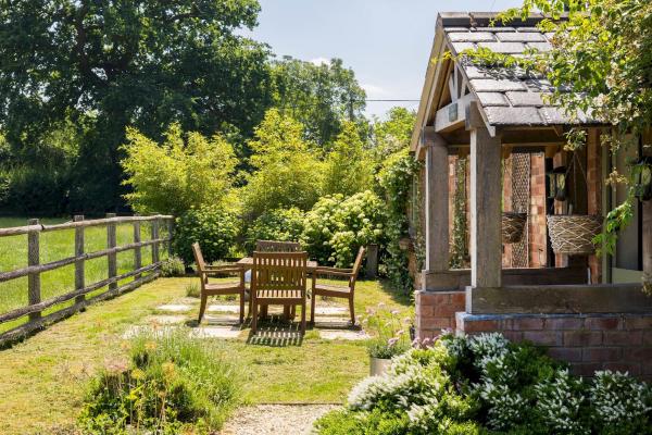 Charming Countryside Cottage With A Private Garden - Pass The Keys - Stratford-upon-Avon