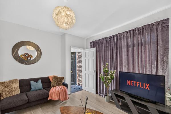Briarwood Modern 2 Bed House - Games Room, Free Parking, Fast Tram To Centre, Etihad & Fast Wifi! - Bury