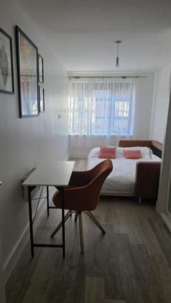 Bright Private Bedroom In Modern 2-bed Flat - Solihull