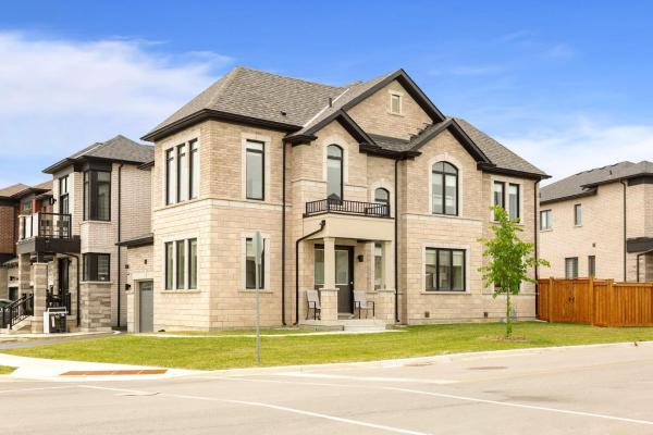 Luxury - Sleeps 10 - Smart Home - Ps5 - 85 Oled - Brampton