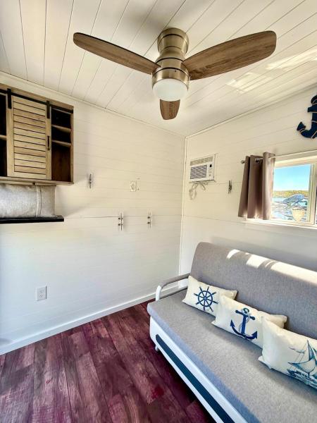 Greenwood Dockside Suites, Hot Tub, Tiki Bar - Monroe, NY