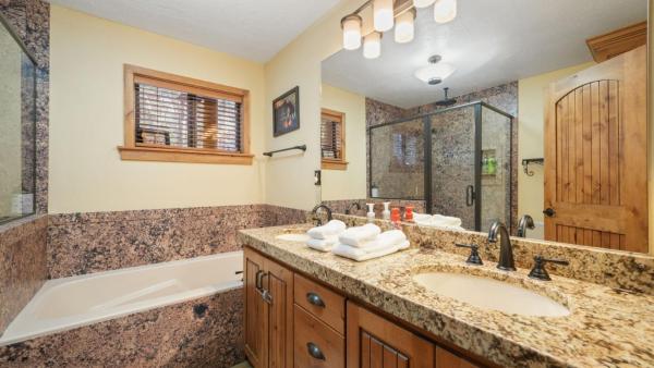 Bild 8: Beartooth Lodge with Hot Tub and Stuart Falls Views