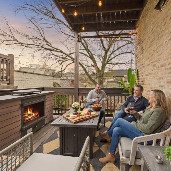 Historic Estate 10 Br, Sleeps 16, Game Room - Chicago, IL