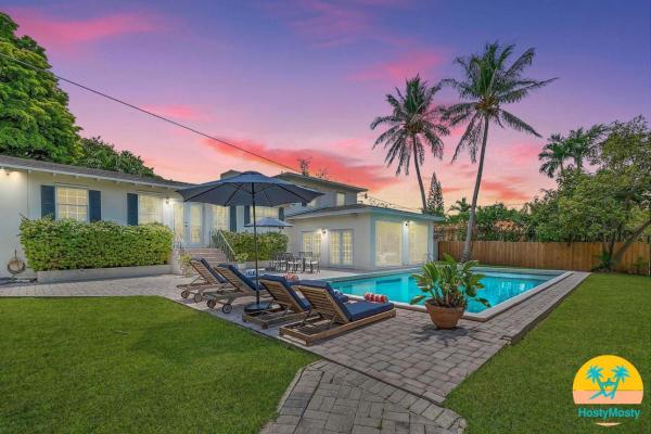 Villa Rustica 5 Bedroom 3 Bath With Pool Next To River 1800 - Miami, FL