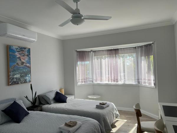 Large Bedroom 2 King Single Beds Centrally Located - Waratah