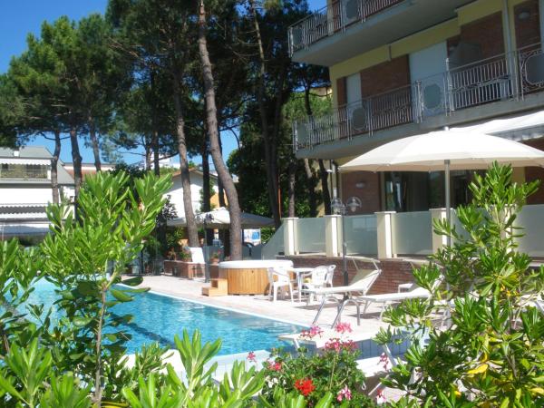 På billedet ses objektet Hotel Ascot beliggende i byen Cervia.