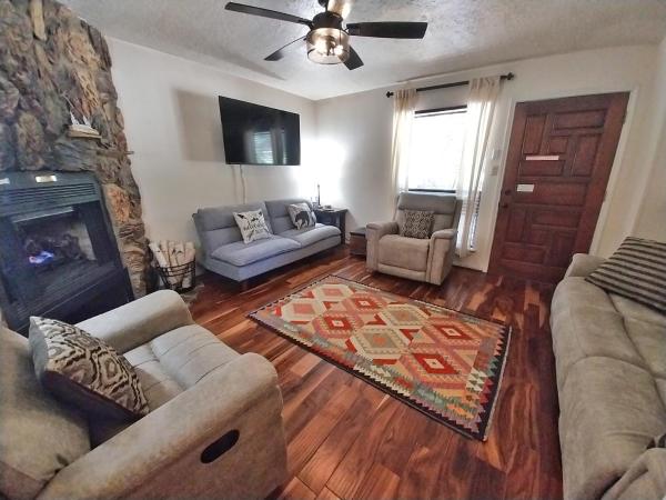 Valley Condo 117 - Creekside - Wifi - Hot Tub - Fireplace - Washer - Dryer - Playground - Red River