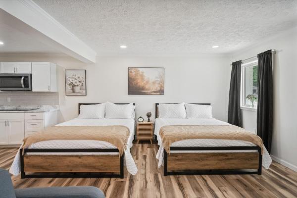 Cosmopolitan Studio A Fresh & Stylish Stay - Kokomo, IN