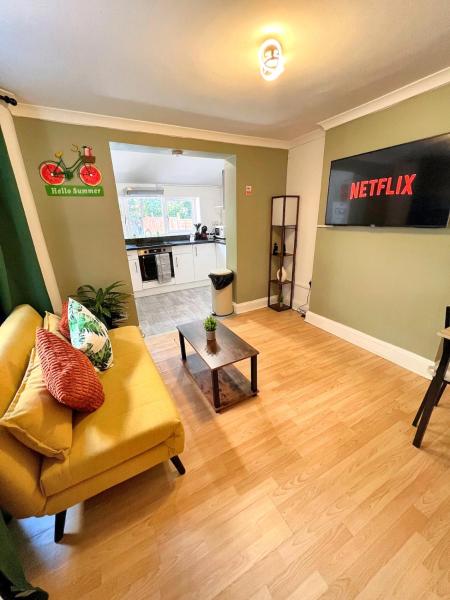 2br Apartment, Parking, Central London, Sleeps 5 - Barking