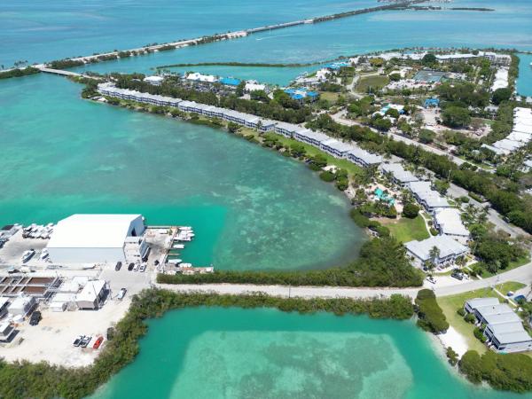 Blue House Getaway - 2br 3ba Coastal Villa - Duck Key